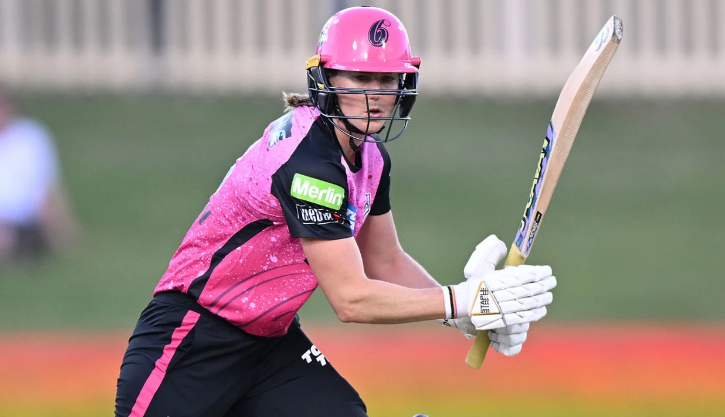 Perry Shines as Sixers Beat Hurricanes by Six Runs